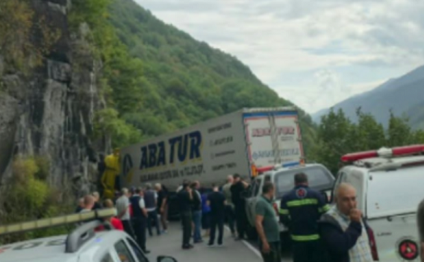 გუდაურში, ზემო მლეთასთან ტრაილერი კლდეს შეეჯახა - არიან დაშავებულები