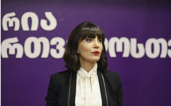 პაპუაშვილის ყოველდღიური გამოსვლები ცოტა სასაცილო გახდა, გვესმის, რომ მას მთავარი პროპაგანდისტის როლი აქვს, თუმცა დღევანდელი განცხადება უკვე მის სტანდარტსაც კი სცდება და სრულ ბოდვასთან გვაქვს საქმე - თამარ კეკენაძე