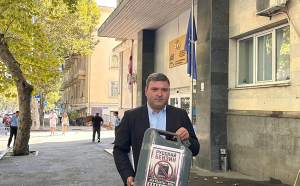 დღეს, აფხაზეთის მთავრობის თავმჯდომარეს მოვუტანეთ ძველი საწვავის ავზი, რაც არის ოკუპანტთან უღირსი და კორუფციული თანამშრომლობის სიმბოლო - ბესო შენგელია