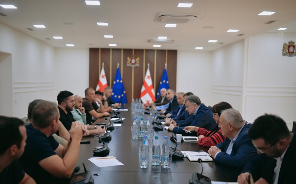 ლაშა დოლიძე და ლაშა ავალიანი ვაშლის მწარმოებლებსა და ექსპორტიორებს შეხვდნენ
