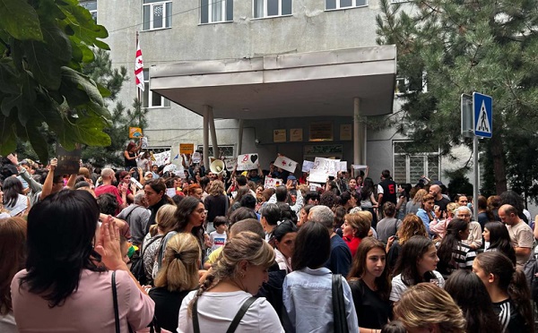 21-ე საჯარო სკოლასთან საპრიტესტო აქცია იმართება