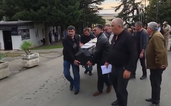 უკრაინაში, რუსეთის წინააღმდეგ ბრძოლაში დაღუპული ლაშა ბროლაძის ცხედარი საქართველოში ჩამოასვენეს