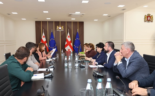 ლაშა ავალიანი რაჭული ლორის მწარმოებელთა ასოციაციის წარმომადგენლებს შეხვდა