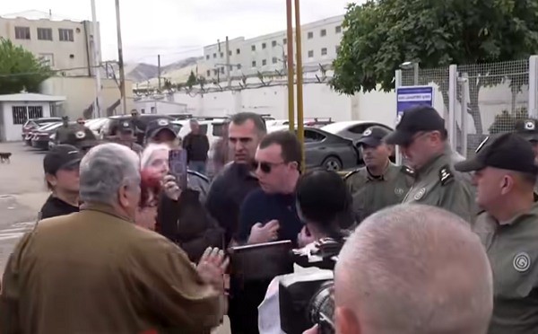 რუსთავის მე-6 პენიტენციურ დაწესებულებასთან, სადაც მსჯავრდებულ გიორგი დავითაძის მხარდამჭერები საპროტესტო აქციას მართავენ, ხმაური იყო