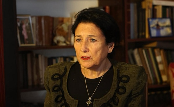 .„ქართული ოცნების“ მიერ ეროვნული ბანკის საბჭოს წევრად ნანა ყეინიშვილის არჩევაზე პასუხისმგებლობის ჩემთვის დაკისრების მცდელობა პოლიტიკური ამნეზიის, უპრინციპობისა და საკუთარი უსუსურობის გადაფარვის მორიგი ფარსია - სალომე ზურაბიშვილი