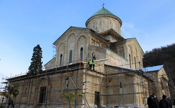 ექსპერტთა ჯგუფი გელათის სამონასტრო კომპლექსის სახურავის რესტავრაციის პროცესში დაშვებულ ხარვეზებს შეისწავლის